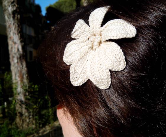 Simple lily hair pin