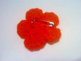 Broche de sencilla flor en crochet ((detalle del imperdible)