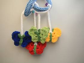 Móvil de mariposas en crochet para bebé