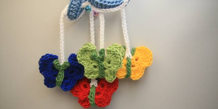 Móvil de mariposas en crochet para bebé