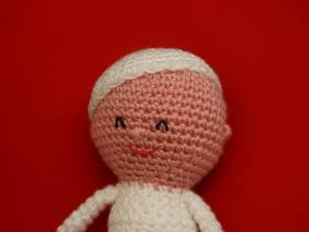 Muñeco amigurimi con pijama y gorro blancos