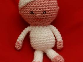 Muñeco amigurimi con pijama y gorro blancos