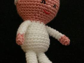 Muñeco amigurimi con pijama y gorro blancos