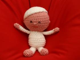 Muñeco de crochet con pijama y gorro blancos