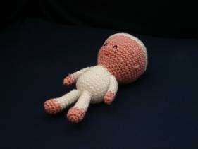 Muñeco de crochet con pijama y gorro blancos
