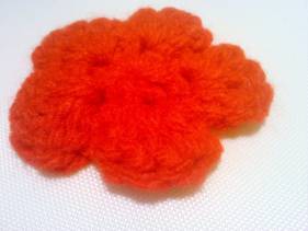 Broche de sencilla flor en crochet