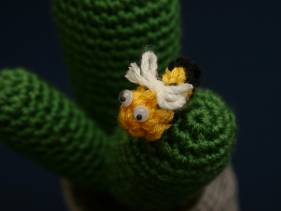 Cactus de crochet con abejita