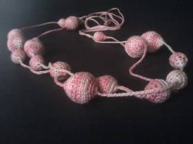 Collar de boliches amigurimi