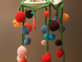 Movil de bolitas amigurumi