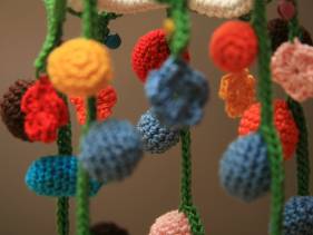 Movil de bolitas amigurumi