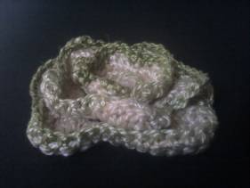 Broche flor de crochet verde