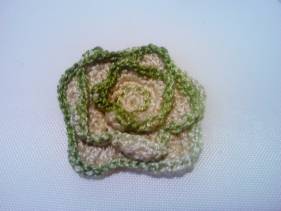 Broche flor de crochet verde