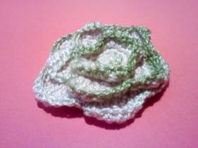 Broche flor de crochet verde