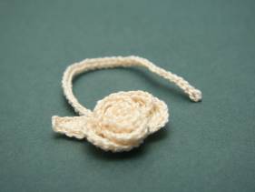 Marcapáginas de ganchillo con una rosa