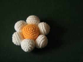 Flor amigurimi blanca