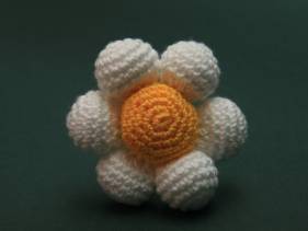 Flor amigurimi blanca