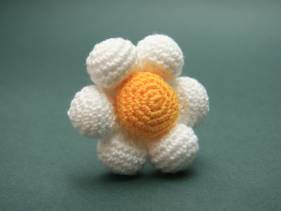 Flor amigurimi blanca
