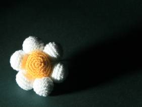 Flor amigurimi blanca