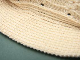 Gorra con visera de ganchillo