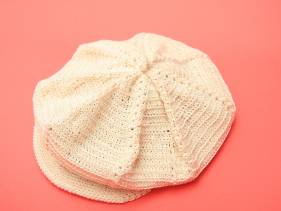 Gorra con visera de ganchillo