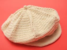 Gorra con visera de ganchillo