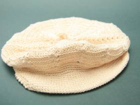 Gorra con visera de ganchillo
