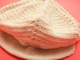 Gorra con visera de ganchillo