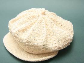 Gorra con visera de ganchillo
