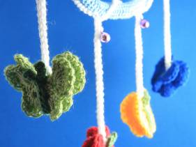 Móvil de mariposas en crochet para bebé