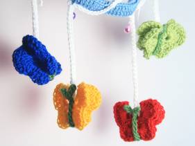 Móvil de mariposas en crochet para bebé