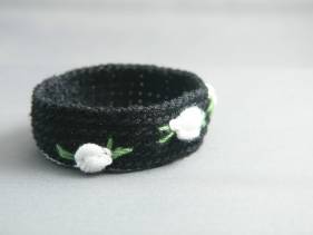 Pulsera de ganchillo con flores bordadas