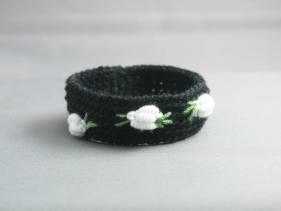 Pulsera de ganchillo con flores bordadas