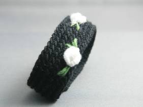 Pulsera de ganchillo con flores bordadas