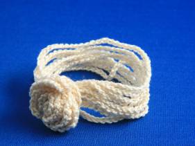 Pulsera de ganchillo con flor