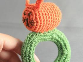 Sonajero de conejo amigurumi