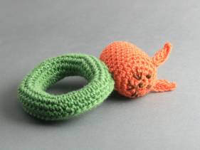 Sonajero de conejo amigurumi