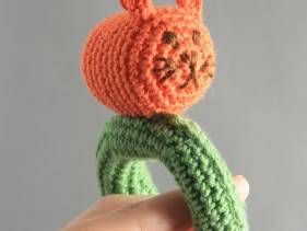 Sonajero de conejo amigurumi