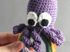 Sonajero de pulpo amigurumi