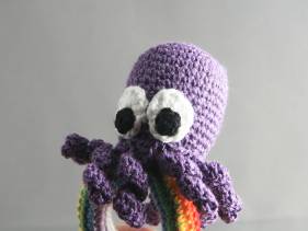 Sonajero de pulpo amigurumi