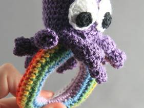 Sonajero de pulpo amigurumi