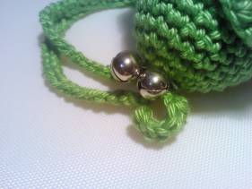 Sonjero de crochet con cascabeles