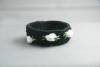 Pulsera de ganchillo con flores bordadas
