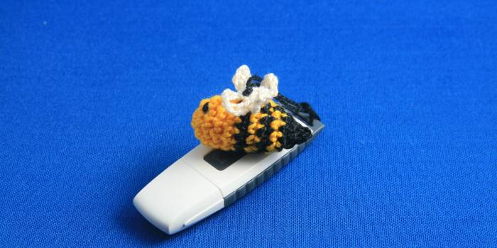 Adorno de abejita para USB