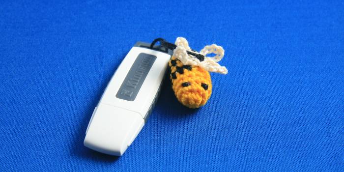 Adorno de abejita para USB