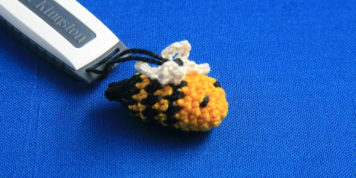 Adorno de abejita para USB