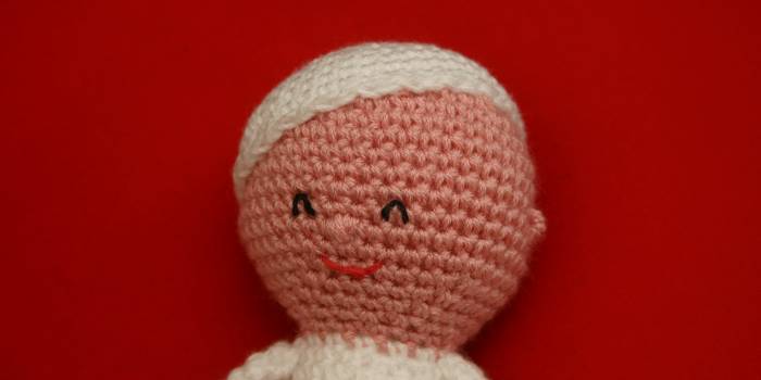 Muñeco amigurimi con pijama y gorro blancos
