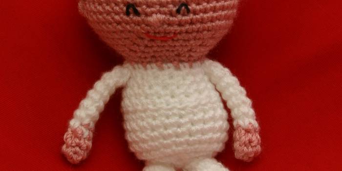 Muñeco amigurimi con pijama y gorro blancos