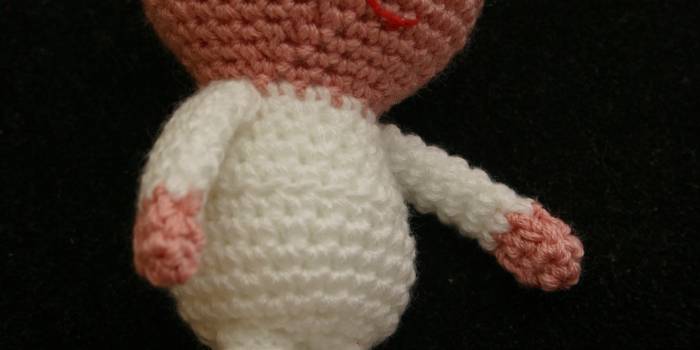 Muñeco amigurimi con pijama y gorro blancos