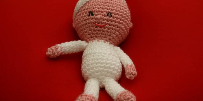 Muñeco de crochet con pijama y gorro blancos