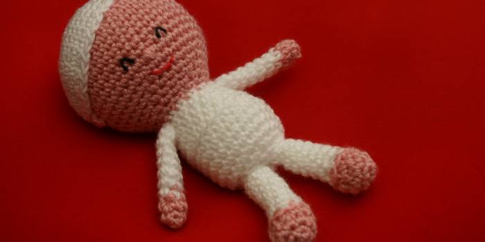 Muñeco amigurimi con pijama y gorro blancos